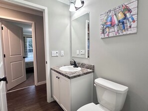 Jetted bath, hair dryer, towels, soap - 4BR Family-Friendly Acadia Home - 3 King Beds! (Mount Desert)