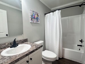 Jetted bath, hair dryer, towels, soap - 4BR Family-Friendly Acadia Home - 3 King Beds! (Mount Desert)