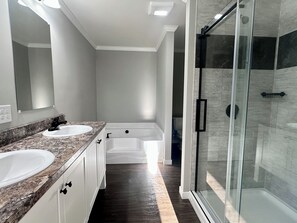Jetted bath, hair dryer, towels, soap - 4BR Family-Friendly Acadia Home - 3 King Beds! (Mount Desert)