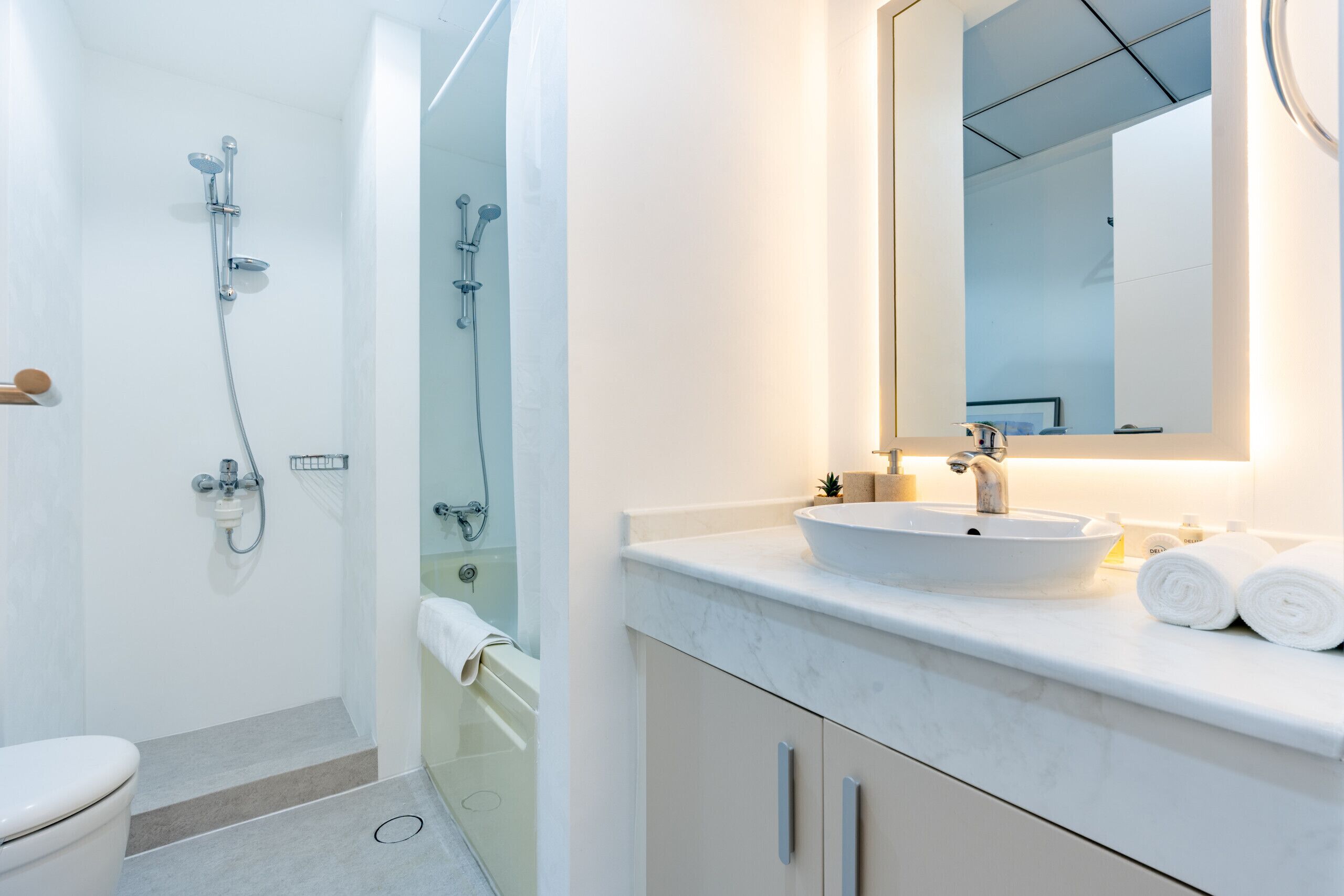 Een douche, handdoeken, zeep, shampoo