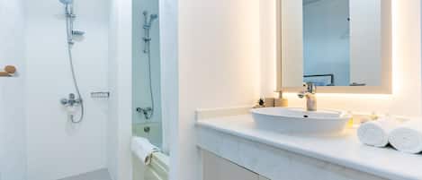 Douche, serviettes fournies, savon, shampoing