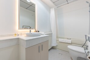 Shower, towels, soap, shampoo - 2BR, Seaside Serenity, Sea View - Torch Tower, Dubai Marina (Dubai)