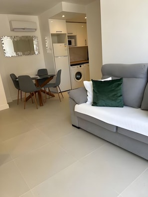 Smart TV, books - Casa Sunset Benalmádena – Beach & Pool (Benalmádena)