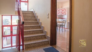 Una scala conduce a una cucina con zona pranzo.