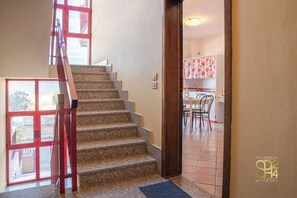 Eine Treppe führt zu einer Küche mit Essbereich.