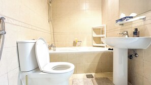 Shower, hair dryer, bidet, towels