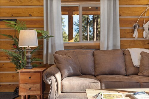 Cozy Log Cabin Retreat on 10 private acres near Custer, SD. Sleeps 4, full kitchen, 3/4 bath. Nestled in rolling hills, enjoy serene views, starry nights, relaxing meadows, and Black Hills adventures. Perfect to unplug and make memories!