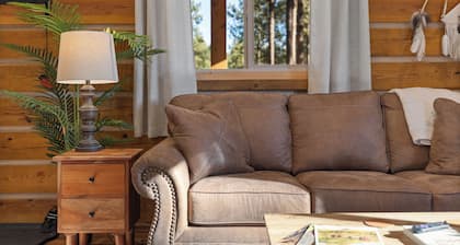 Cozy Log Cabin Retreat on 10 private acres near Custer, SD. Sleeps 4, full kitchen, 3/4 bath. Nestled in rolling hills, enjoy serene views, starry nights, relaxing meadows, and Black Hills adventures. Perfect to unplug and make memories!