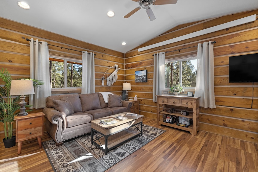 Cozy Log Cabin Retreat On 10 Private Acres Near Custer, Sd. Sleeps 4, Full Kitchen, 3/4 Bath. Nestled In Rolling Hills, Enjoy Serene Views, Starry Nights, Relaxing Meadows, And Black Hills Adventures. Perfect To Unplug And Make Memories! - Custer, SD
