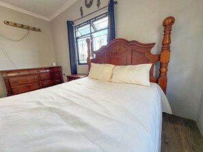 Tabla de planchar con plancha, internet y ropa de cama 