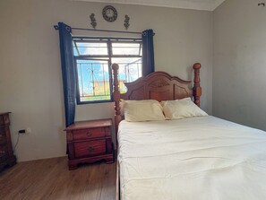 Tabla de planchar con plancha, internet y ropa de cama 