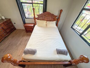 Tabla de planchar con plancha, internet y ropa de cama 