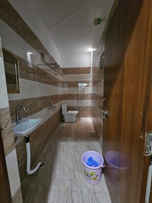 Rom – classic | Bad | Dusj, toalettartikler (inkludert), håndklær og sjampo