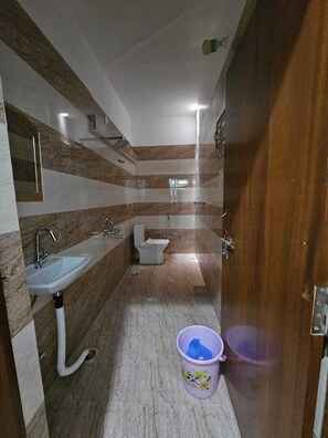 Classic Room | Bathroom | Shower, free toiletries, towels, shampoo - Relax With Ramayana (Ayodhya)