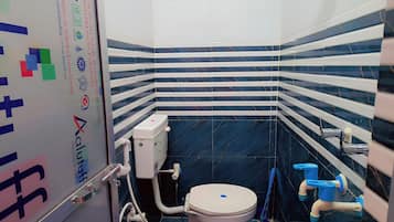 Shower, free toiletries, towels, shampoo