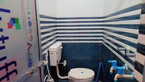 Dusj, toalettartikler (inkludert), håndklær og sjampo