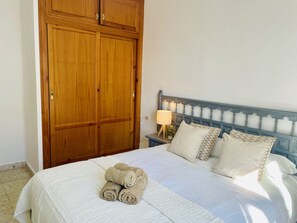 3 bedrooms, iron/ironing board, free WiFi, bed sheets