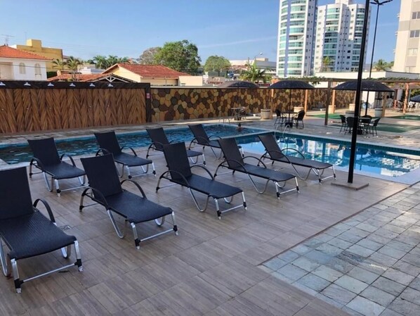 Piscina externa, funciona das 7h às 23h, guarda-sóis, espreguiçadeiras