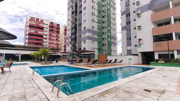 Piscine extérieure, parasols de plage, chaises longues