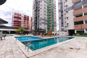 Piscine extérieure, parasols de plage, chaises longues