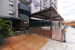 Utendørsbasseng, bassengparasoller og solsenger