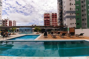 Outdoor pool, open 7:00 AM to 11:00 PM, pool umbrellas, pool loungers - Aquarius Residence (Caldas Novas)