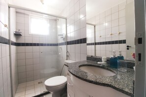A bathroom with a shower, toilet, and sink. - Aquarius Residence (Caldas Novas)