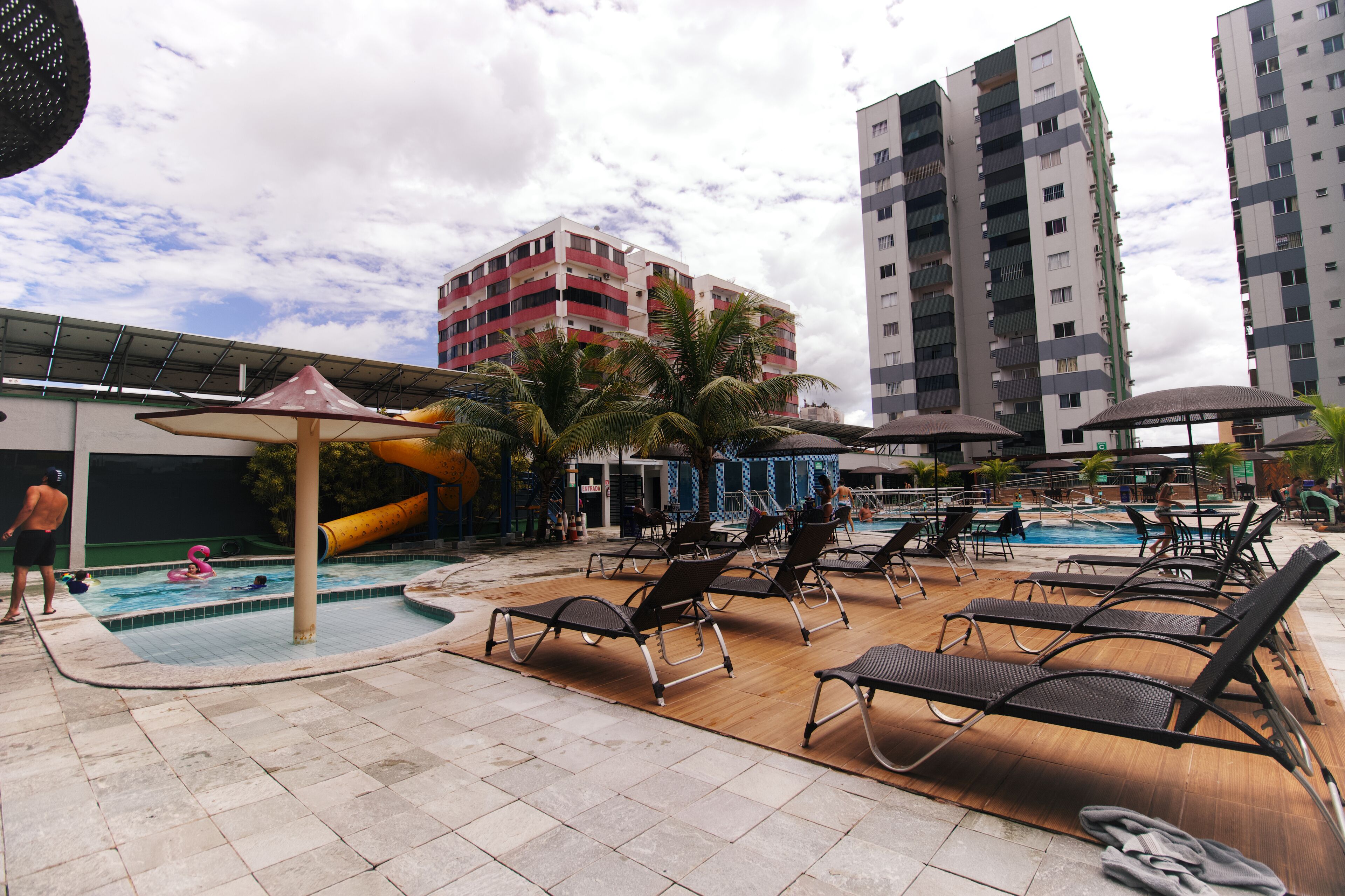 Piscina externa, funciona das 7h às 23h, guarda-sóis, espreguiçadeiras