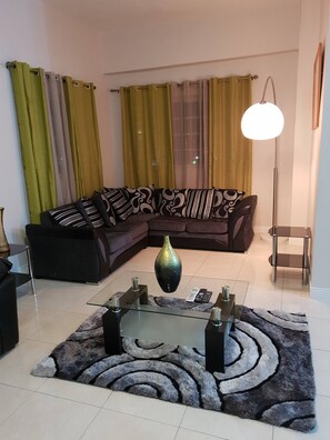 Apartment, 2Â Schlafzimmer, Stadtblick | Wohnzimmer