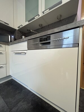 Microwave, oven, stovetop, dishwasher - VierZimmerGlück Essen Fully furnished city apartment for up to 4 people (Essen)