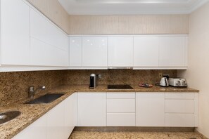 House, Smoking - Prime 3BR w Beach Access at the Palm (Dubai)