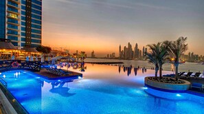 3 bedrooms - Prime 3BR w Beach Access at the Palm (Dubai)