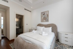 House, Smoking - Prime 3BR w Beach Access at the Palm (Dubai)