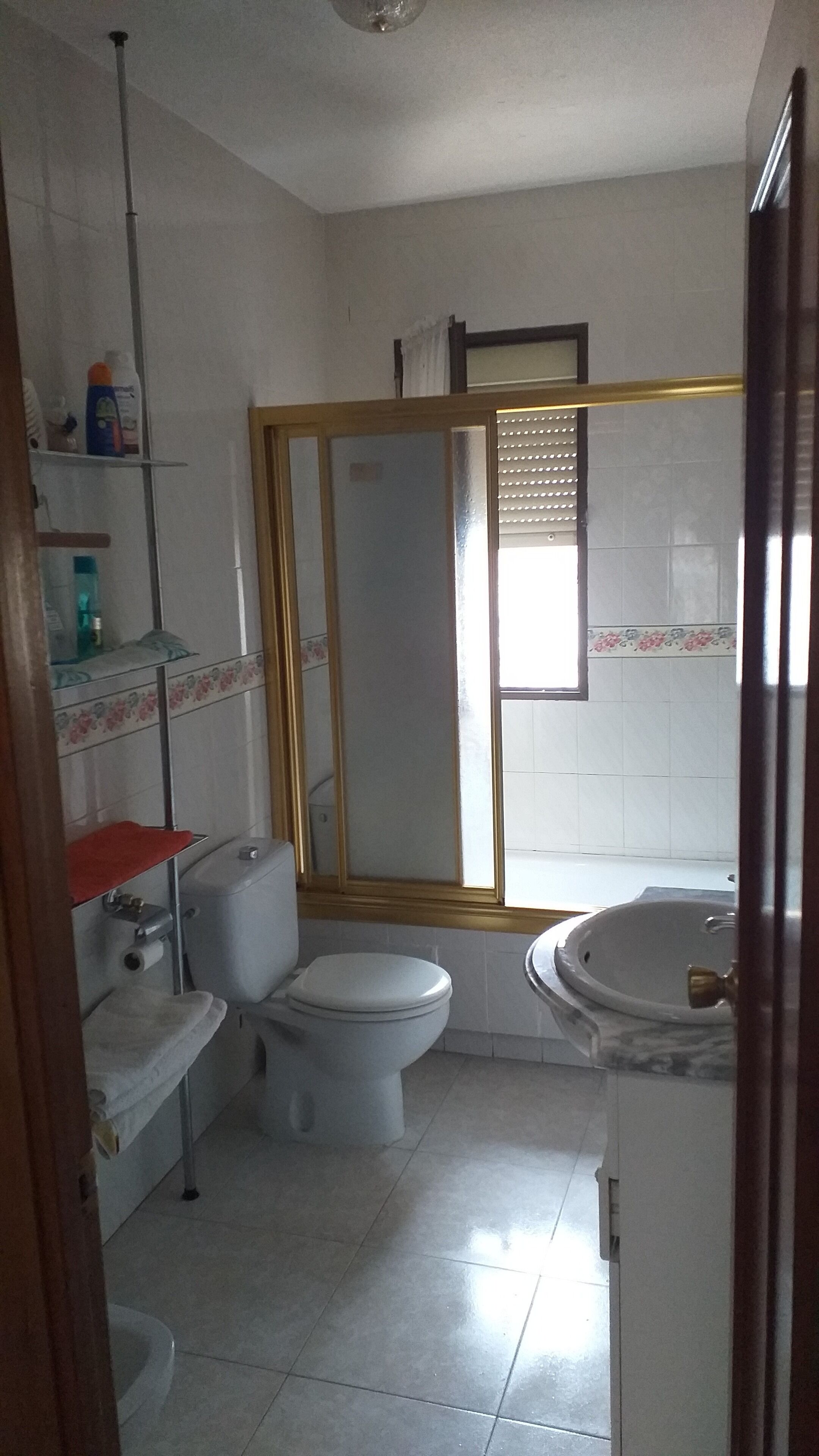 Een haardroger, een bidet, handdoeken, zeep