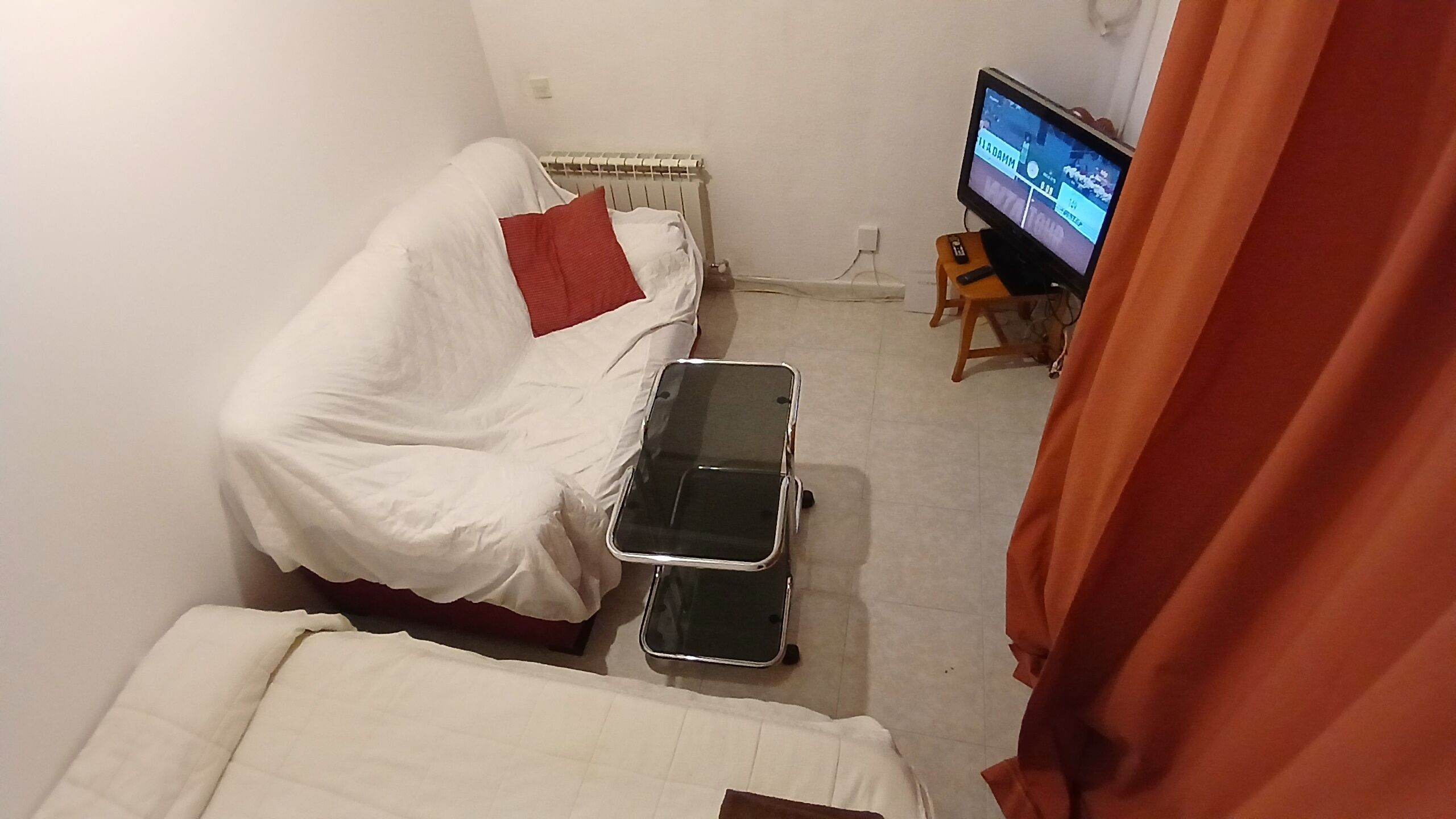 Een strijkplank/strijkijzer, wifi, beddengoed