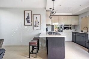 Private kitchen - Solara Blu Villa House A in Montego Bay (Montego Bay)