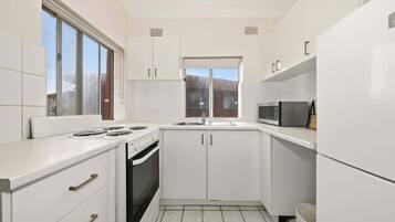 Kühlschrank, Mikrowelle, Herdplatte, Toaster