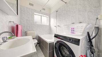 Dusche, Haartrockner, Handtücher