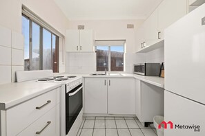 Réfrigérateur, micro-ondes, plaque de cuisson, grille-pain