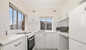 Réfrigérateur, micro-ondes, plaque de cuisson, grille-pain