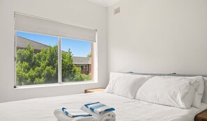 Een strijkplank/strijkijzer, wifi, beddengoed