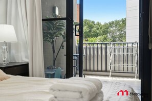 Desk, iron/ironing board, WiFi, bed sheets - MetaWise BnB 2BR Near Airport Pool Gym Train (Wolli Creek)