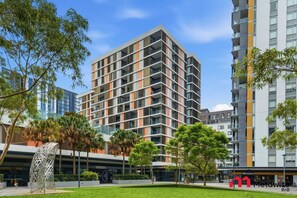 Exterior - MetaWise BnB 2BR Near Airport Pool Gym Train (Wolli Creek)