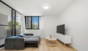TV, offices - MetaWise BnB 2BR Near Airport Pool Gym Train (Wolli Creek)