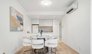 Dining - MetaWise BnB 2BR Near Airport Pool Gym Train (Wolli Creek)