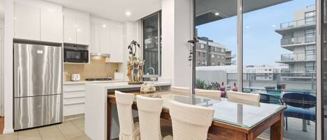 雪櫃、微波爐、焗爐、爐具