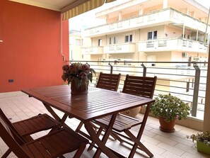 Outdoor dining - A Glimpse of the Sea (Alghero)