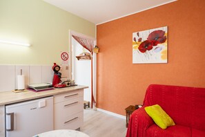 A kitchen with a countertop, a refrigerator, and a coffee machine. - Le Cyclamens – Comfortable Stay Near Rodez, Ideal for 2 Guests (Onet le Château)