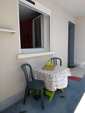 Outdoor dining - Le Cyclamens – Comfortable Stay Near Rodez, Ideal for 2 Guests (Onet le Château)