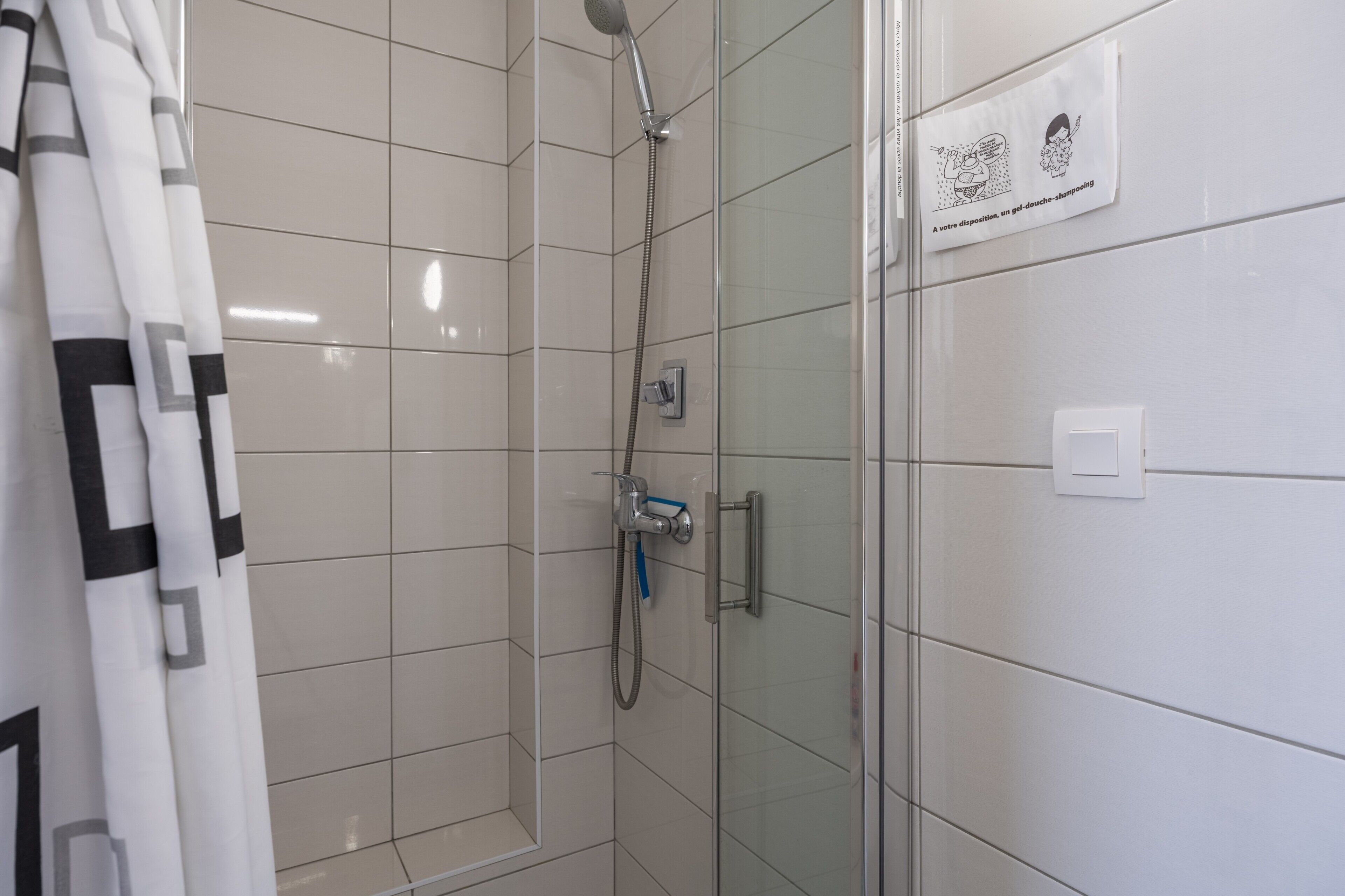 Shower, free toiletries, towels